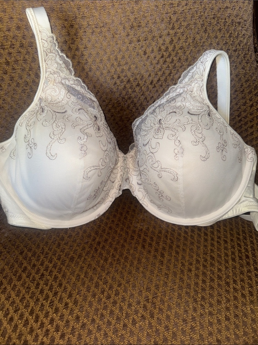 NWOT Playtex Ivory Lace-Trim Underwire Bra